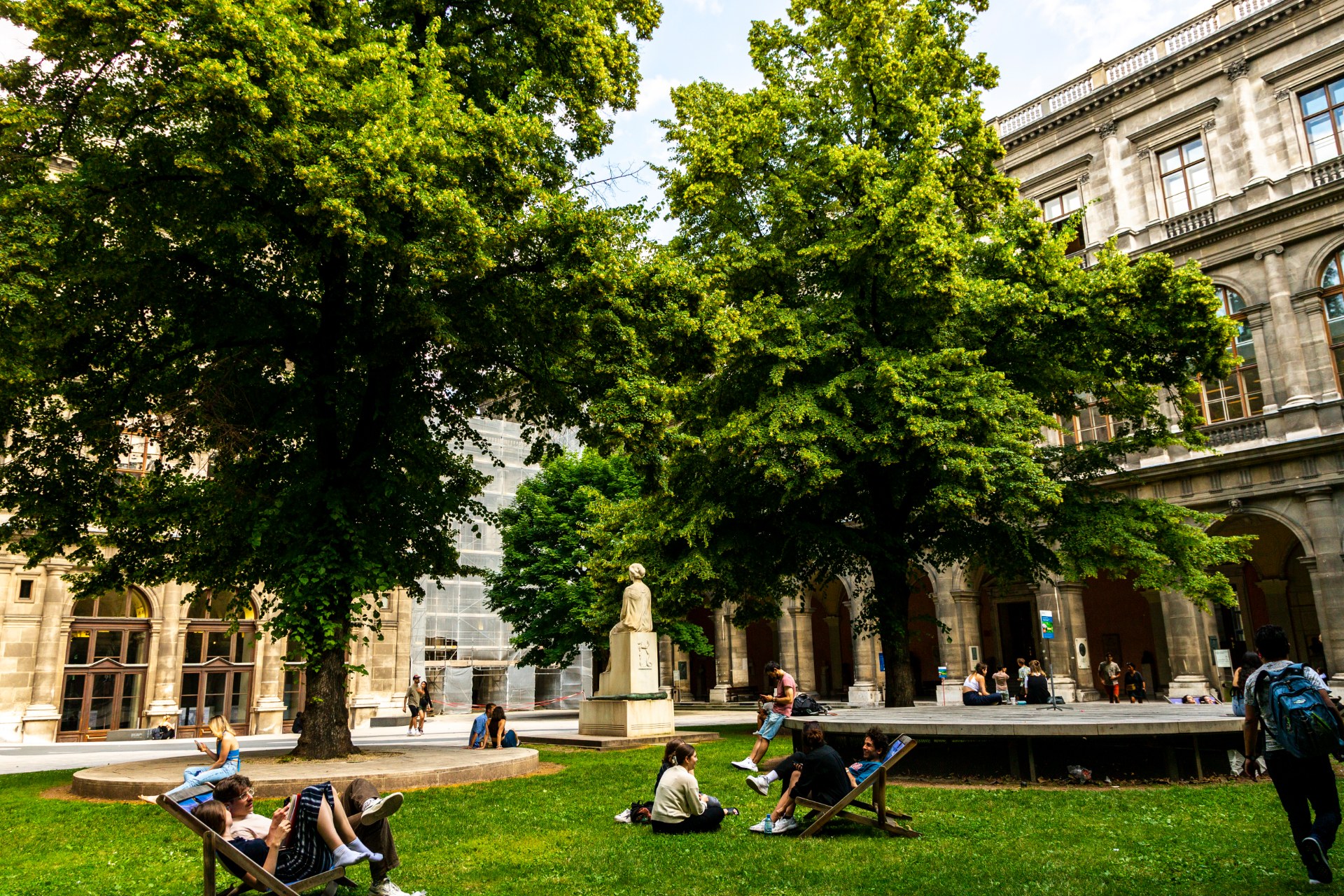 Estudiantes descansando en el patio de arcadas de la Universidad de Viena