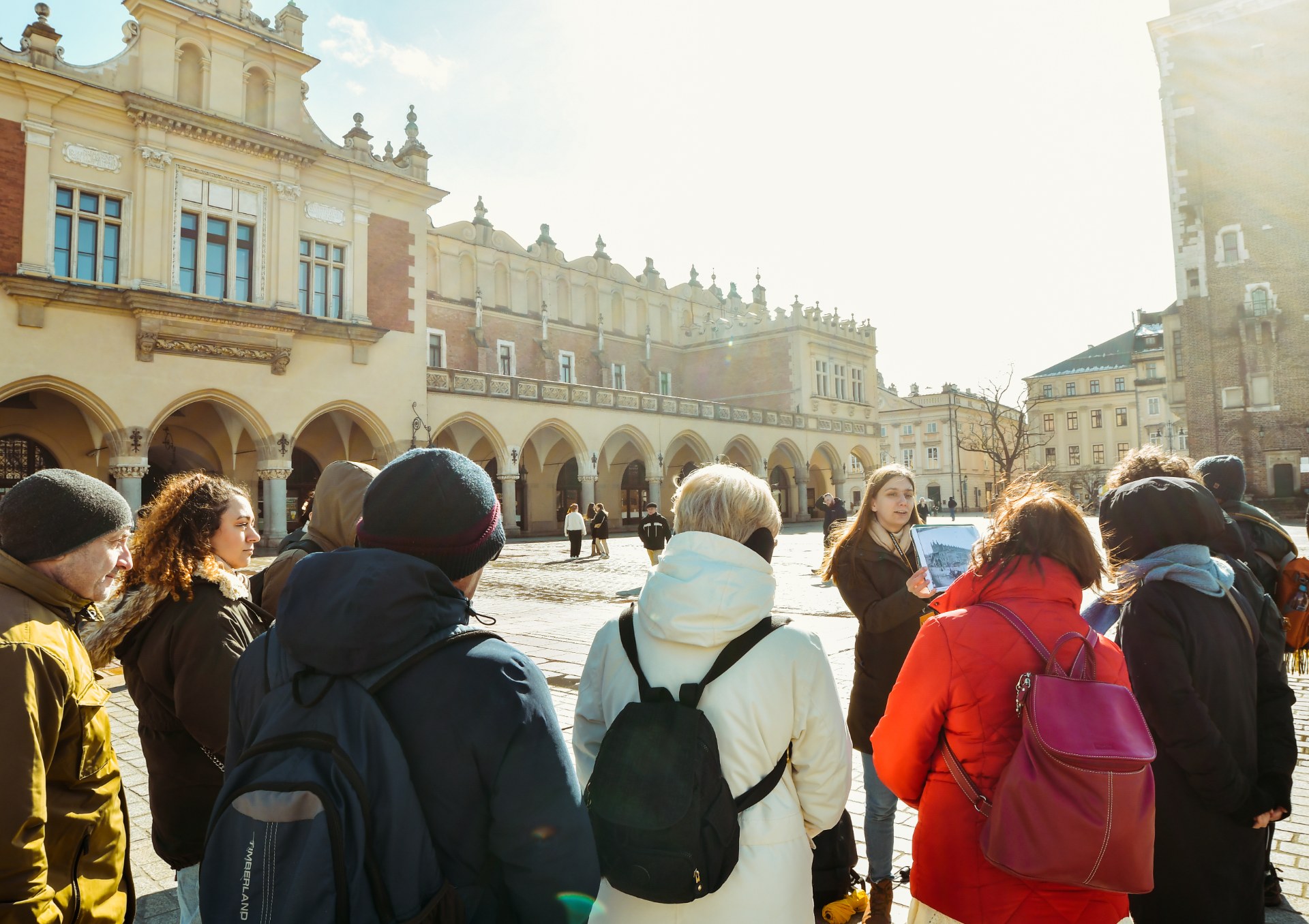 Un grupo de jóvenes con una guía en la Plaza del Mercado de Cracovia