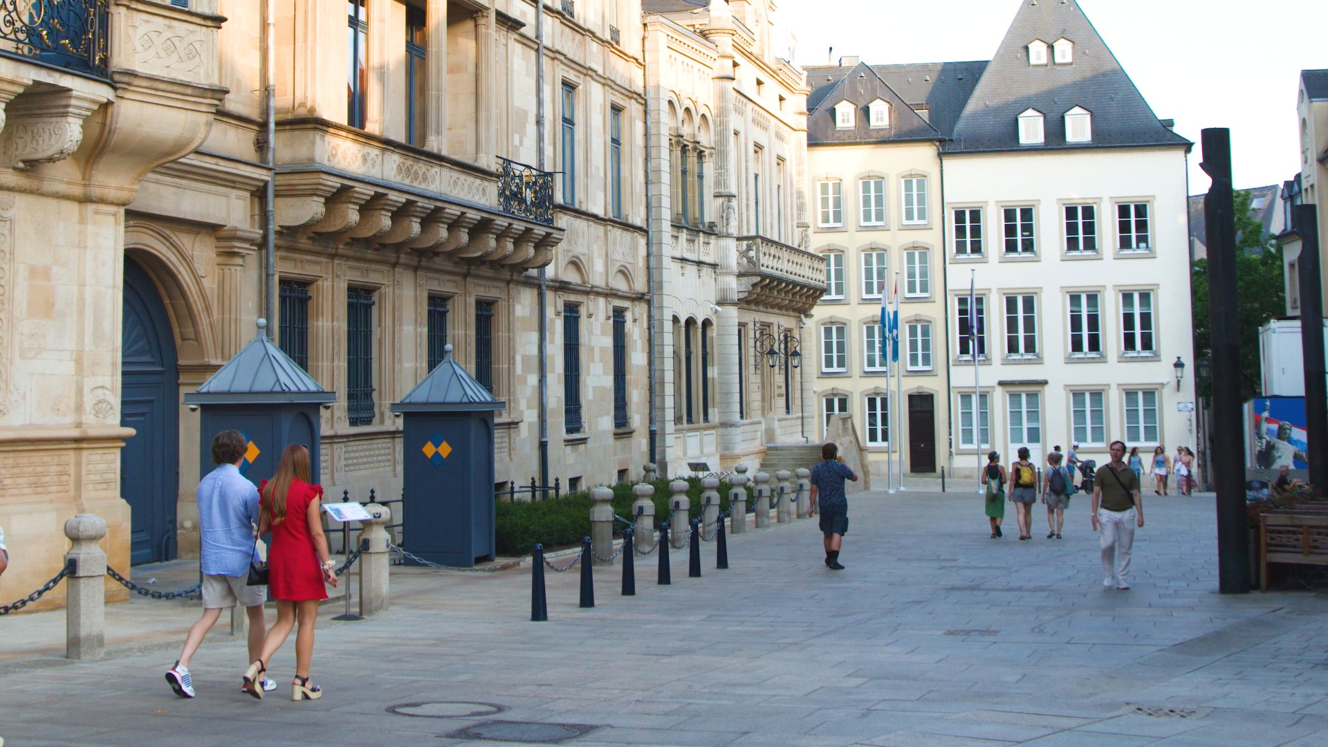 Personas caminando frente al Palacio Gran Ducal en la ciudad de Luxemburgo