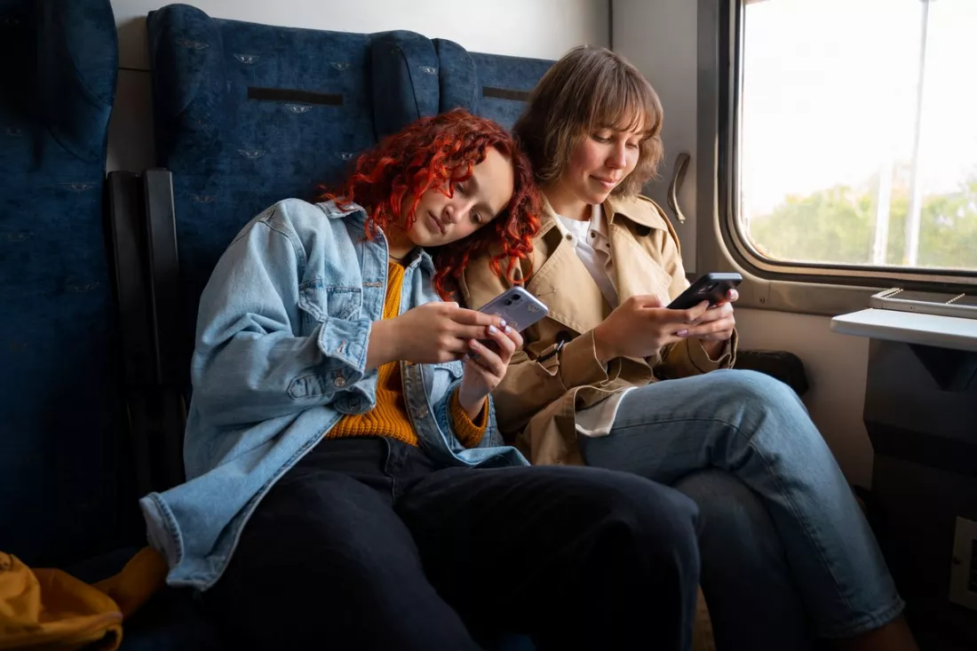 Amigos viajando juntos en tren