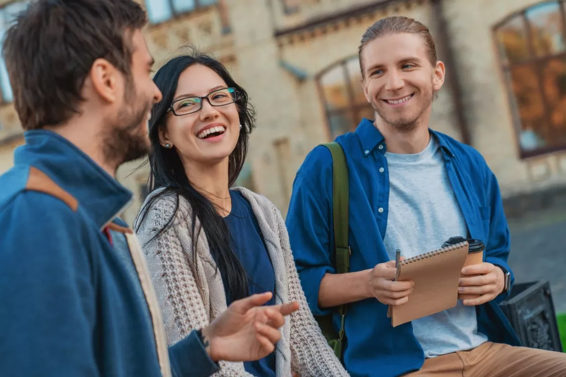 Estudiantes de distintos países en un campus universitario